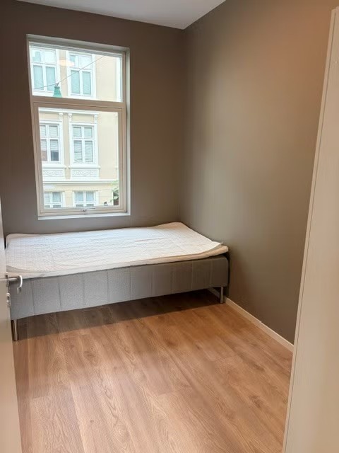 Soverom 2 med 120 cm seng og lystette plissegardiner montert